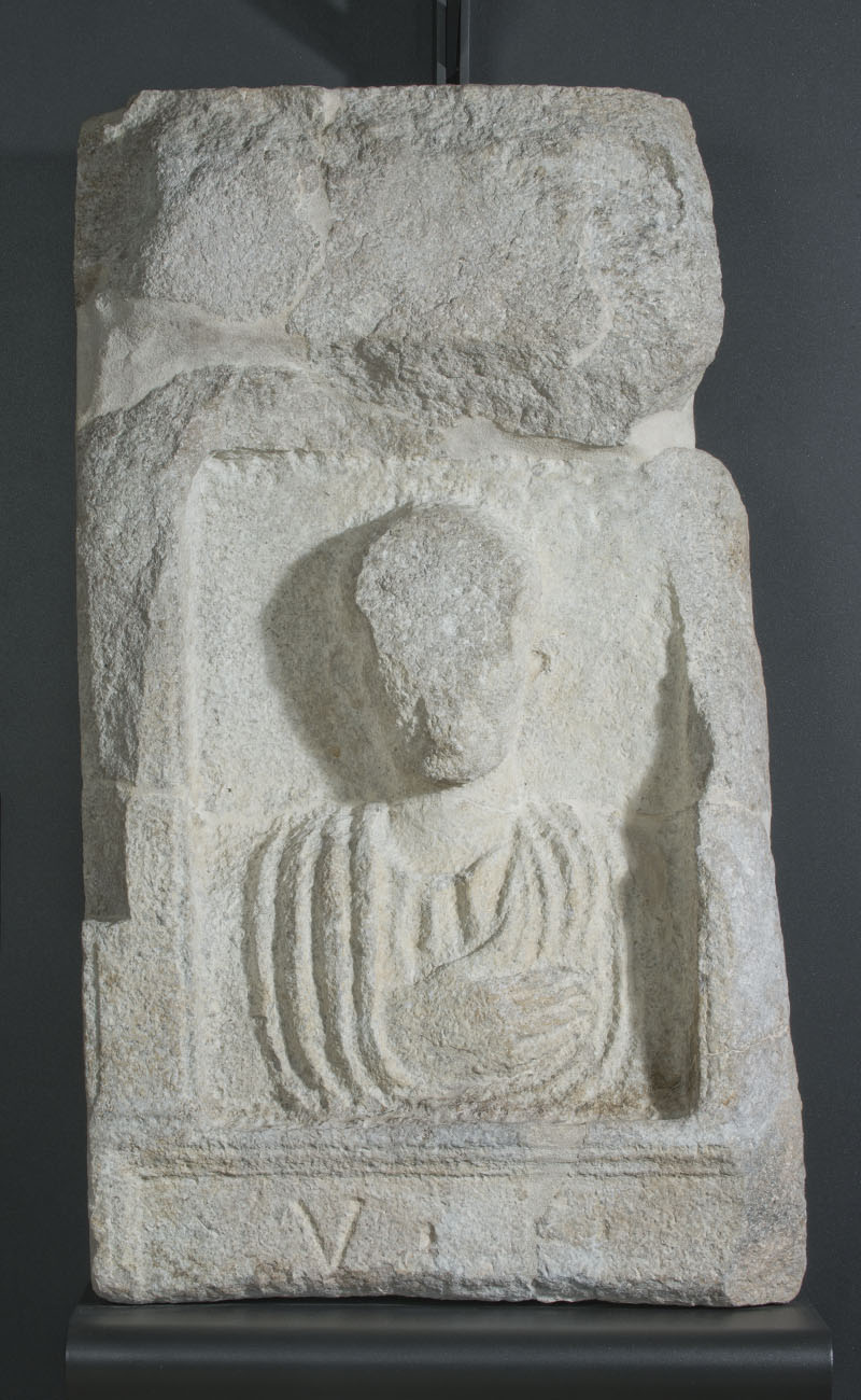 Stele funebre con personaggio togato A